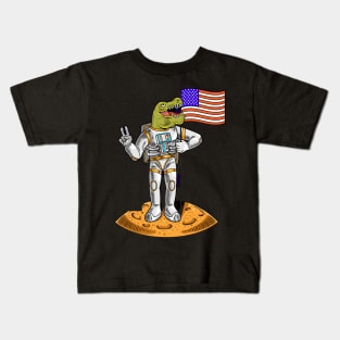 Engraving cool dude in space suit dino t-rex hold american usa flag on moon the first flight on moon space Kids T-Shirt